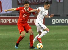 Fabian Schär, Note 5.5: Tolle Pässe (zwei Assists) und starkes Zweikampfverhalten. Und das trotz frühem Zusammenspiel. Mann des Spiels. (Bild: AP Photo/Shakh Aivazov, Tiflis, 23. März 2019)
