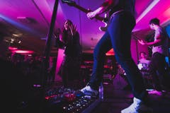 Eindrücke vom 14. Tonart Festival 2019: Caroline Chevin mit der Tonart-Hausband Take This. (Bild: Valentin Luthiger, 23. März 2019)