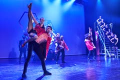 Showtime mit dem Tanzensemble (hier Samantha Senn und Luca Häseli).