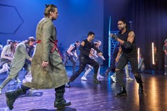 Auch bei den Nebenfiguren ist die Show mit starken Sängern besetzt, hier etwa Fernando Spengler als Simon (rechts).