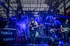 Ein letztes Mal im exotischen Garten des Wolhuser Tropenhauses: Der Zürcher Musiker Tobias Carshey eröffnete das Winterfestival. (Bild: Nadia Schärli, Wolhusen, 23. März 2019)