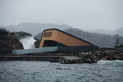 Wer im Dorf Spangereid, an der südlichsten Spitze Norwegens, ins Restaurant abtaucht, hat einen Panoramablick direkt in die Nordsee hinaus. (Bild: PD/Snöhetta)