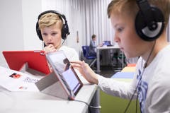 Auch Fake-News sind ein Thema: Die Zwillinge Sven und Noel versuchen herauszufinden, welche Informationen zum Mars korrekt und welche falsch sind.