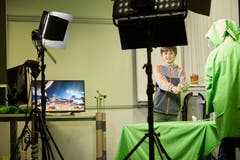 Der Fünftklässler Noel produziert mit einigen seinen Klassenkameraden eine «Marsgeschichte», die zeitgleich auf den Bildschirm übertragen wird. (Bilder: Jakob Ineichen, Luzern, 26. März 2019)