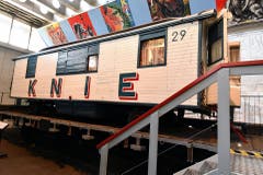Der Knie-Zirkuswagen Nr. 29 auf einem Eisenbahn-Flachwagen. (Bild: Verkehrshaus)