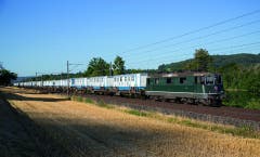 Knie-Extrazug der SBB Cargo auf der Strecke von Neuchâtel nach Langenthal. (Bild: schweizer-bahnen.ch)