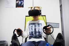 Mit einer 3D-Brille erkundet dieser Bub den Mars.