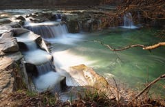 Nein, dieser Wasserfall befindet sich nicht in Kroatien oder irgendeinem fernen Land. Er befindet sich in Wülflingen. (Bild: Marianne Schmid, 24. März 2019)