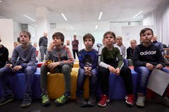 Gespannt erwarten die 13 Schülerinnen und Schüler den Startschuss für die acht Stationen.