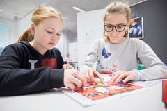 Hochkonzentriert: Carmen (links) und Matthea (rechts) lösen gemeinsam ein Rätsel.