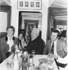 Kaffee und Kuchen mit Audrey Hepburn (links) und Charlie Chaplin (Mitte) im Wagen Nr. 29. (Bild: Zirkus Knie)
