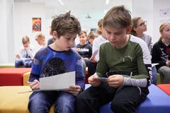 Es gilt einen Code zu entschlüsseln, bevor man an der «Mission Mars» teilnehmen kann. Diesen beiden Buben ist das gelungen.