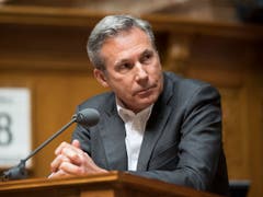 Adrian Amstutz (SVP/BE) will im Herbst nicht zur Wiederwahl antreten. Mit ihm räumen noch weitere SVP-Nationalratsmitglieder die Pulte. (Bild: KEYSTONE/ANTHONY ANEX)
