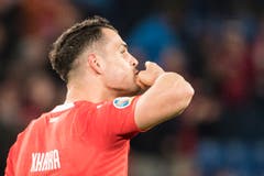 Granit Xhaka, Zentrales Mittelfeld, Note 5,5Der Captain ist klar der Beste. Fast alles läuft über ihn. Krönt seinen Auftritt mit dem Traumtor zum 2:0. Beim Stand von 3:0 wird er ausgewechselt. Zu Unrecht.(Bild: Alessandro della Valle / Keystone, Basel, 26. März 2019)