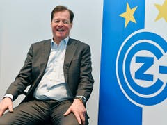 An der Medienkonferenz setzte sich der Arzt und Unternehmer Stephan Rietiker gut gelaunt vor die Medien (Bild: KEYSTONE/WALTER BIERI)
