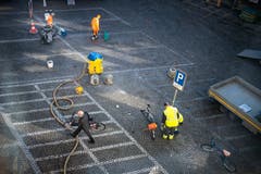Das eine oder andere Velo wird von seinem Eigentümer in Sicherheit gebracht.
