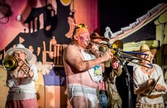 Schamesröte ist kein Thema: Marderschreck on Tour. (Bild: Andrea Stalder)