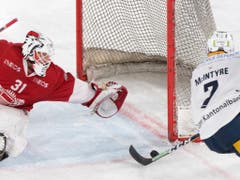 Goalie Sandro Zurkirchen ist ausgespielt, und David McIntyre bringt den EVZ 2:1 in Führung (Bild: KEYSTONE/LAURENT GILLIERON)