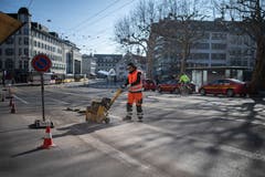 Die Bodenmarkierungen der ehemaligen Parkplätze auf der Nordseite des Marktplatzes werden weggefräst. (Bilder: Benjamin Manser - 28. März 2018)