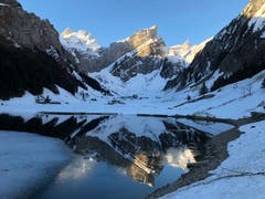 Morgenstimmung am Seealpsee. Aufgenommen während eine Skitour auf den Säntis. (Bild: Dirk Schmitz)