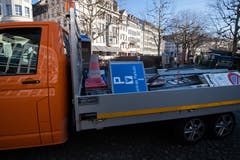Die nicht mehr gebrauchte Signalisation für die ehemaligen Parkplätze wird abtransportiert.