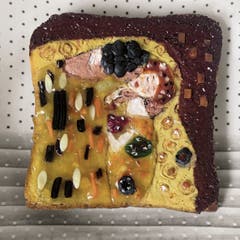Fast so kunstvoll wie das Original: Die Kleider sind aus Karottenstäbchen, Senf und Lakritze. Von welchem Wiener Künstler stammt es? (@ClaireLarsson)
