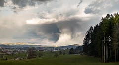 Aprilwetter zieht von Sirnach über die Hochwacht nach Wil. (Bild: Nicolas Giovanettoni)
