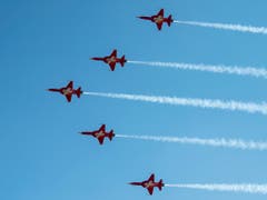 Gegen einen Piloten der Kunstflugstaffel «Patrouille Suisse» wird im Zusammenhang mit einem Unfall in den Niederlanden eine Voruntersuchung eingeleitet. (Bild: KEYSTONE/MARCEL BIERI)