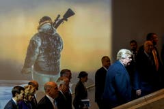 2. Preis News: US-Präsident Donald Trump (rechts), Aussenminister Rex Tillerson (Fünfter von links) und Jared Kushner, Berater des Präsidenten (links) kommen in Davos zum WEF zusammen. (Bild: Fabrice Coffrini für AFP)