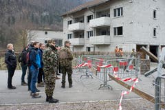 Die Delegation beobachtet die Übung im Dorf.