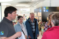 Bereichsleiter Erich Rüfenacht im Gespräch mit einigen Besuchern.