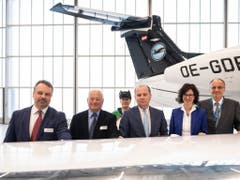 Offizielle Eröffnung mit Nicolas Kilchoer, Oberamtmann des Broyebezirks FR, Ex-Nationalrat Pierre Savary (FDP/VD), dem Waadtländer Staatsrat Philippe Leuba, Payernes Gemeindepräsidentin Christelle Luisier Brodard und Speedwings-Präsident Damien Piller (von links nach rechts). (Bild: Keystone/ADRIEN PERRITAZ)
