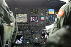 Blick ins Cockpit des Super Pumas, mit dem die Gruppe auch nach Zug zurückkehrte...