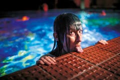 1. Preis Portrait: Pipilotti Rist während ihrer weltweit einzigartigen Kunstperformance zum Thema Korallensterben. (Bild: Anthony Anex / Keystone)