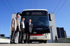 Von links: Ralf Eigenmann, VBSG-Chef; Stadtrat Peter Jans und der Vertreter des Bus-Herstellers Solaris.