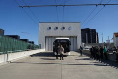 Roll-Out aus dem VBSG-Depot. Die Stromleitungen braucht er neue Batteriebus nicht. Er bewegt sich einzig und allein mit einem Batterieantrieb fort.