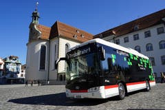 Knapp neun Meter lang und 2,4 Meter breit: Das ist neue St.Galler E-Bus, hier vor dem Kloster. (Bilder: Sandro Büchler)