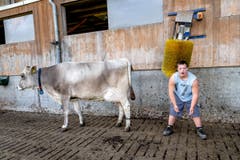 3. Preis Schweizer Geschichten: Jan Schöpfer aus Kerns ist mit Trisomie 21 (Down-Syndrom) zur Welt gekommen. Sein grösster Wunsch war es Bauer zu werden. Nun darf Jan 2 Tage in der Woche auf dem Hof von Beat Windlin in Kerns mitarbeiten. (Bild: Remo Nägeli für «Schweizer Illustrierte»)