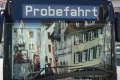 Noch ist es eine Testfahrt. Ab Ende April verkehrt der E-Bus auf der Linie 11...