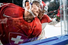 3. Preis Sport: Joël Vermin wird während des WM-Spiels Schweizer-Weissrussland von Vladimir Denisov an die Bande gedrückt. (Bild: Andy Müller / Freshfocus, Kopenhagen, 9. Mai 2018)