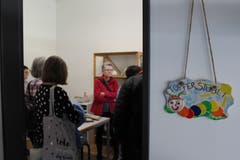 Während den Rundgängen wurden den Besucherinnen und Besucher Einblicke in die Werkräume, wie hier ins Töpfer-Stübli, gewährt.