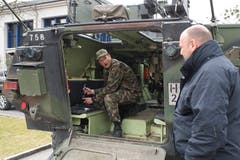 Auch der Kommandant der Zuger Polizei, Thomas Armbruster (rechts), war dabei. Hier lässt er sich eines der Militärfahrzeuge erklären.