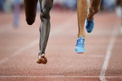 2. Preis Sport: Der Kenianer Conseslus Kipruto verliert bei Weltklasse Zürich seinen Schuh, läuft das Rennen über 3000 Meter Steeple zu Ende und gewinnt. (Bild: Fabrice Coffrini / AFP)