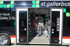 Ralf Eigenmann, Unternehmensleiter der VBSG, im Innern des E-Busses.