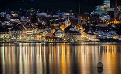Zug kurz nach dem Eindunkeln. (Bild: Daniel Hegglin, Zug, 28. März 2019)