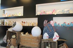 Auch die aktuelle Osterkollektion kommt in den beleuchteten Nischen des Shops gut zur Geltung.