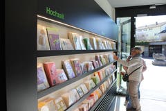 Viele sorgfältig gestaltete Karten zu jedem Anlass findet man beim Eintreten in den Buecherwäldli-Shop.