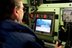 Regierungsrat Beat Villiger probiert sich am Waffensystem des Armeefahrzeugs.