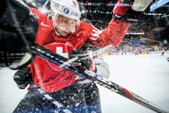 3. Preis Sport: Kevin Fiala im Zweikampf an der Bande während des WM-Spiels Schweiz-Kanada. (Bild: Andy Müller / Freshfocus, Kopenhagen, 19. Mai 2018)