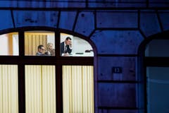 3. Preis News: Sicht von Aussen auf Pierre Maudet während einer Sitzung. (Bild: Jean-Christophe Bott / Keystone, Genf, 23. November 2018)